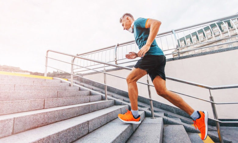 اقوى تمارين الكارديو: تمرين صعود الدرج لزيادة القوة العضلية