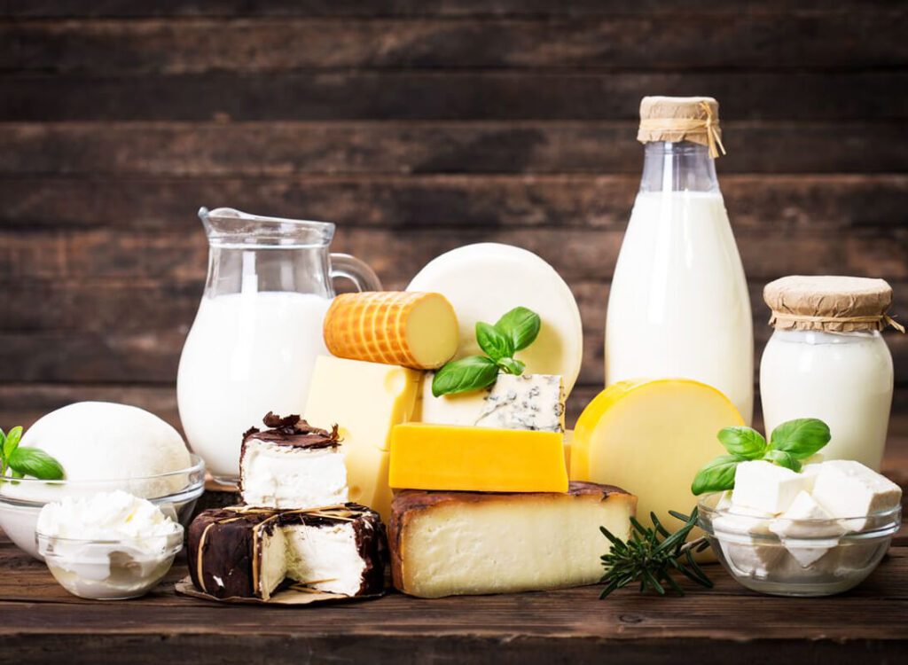 افضل مصادر فيتامين B12: الحليب ومنتجات الألبان