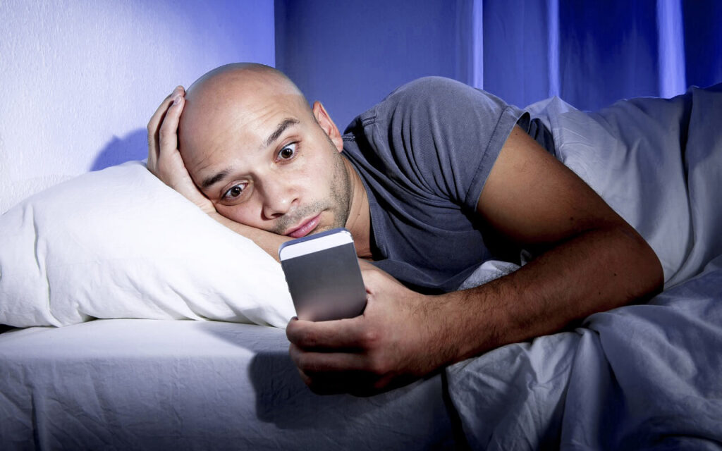النوم بسرعة في الليل - تجنب استخدام هاتفك الخلوي