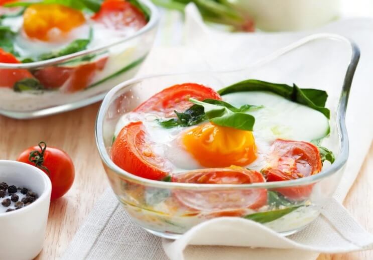وصفات منخفضة الكربوهيدرات -  وجبات الإفطار - البيض المخبوز بالسبانخ والطماطم Spinach and tomato baked eggs
