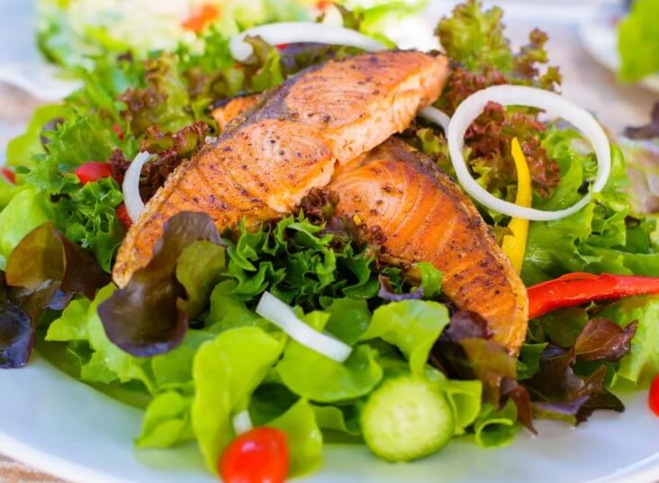 وصفات منخفضة الكربوهيدرات - وجبات العشاء - سلطة سلمون مشوي Grilled salmon salad