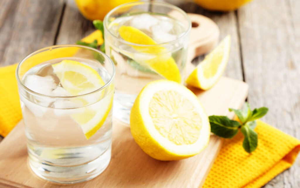 فوائد ماء الليمون - ماء الليمون يطهر ويزيل السموم