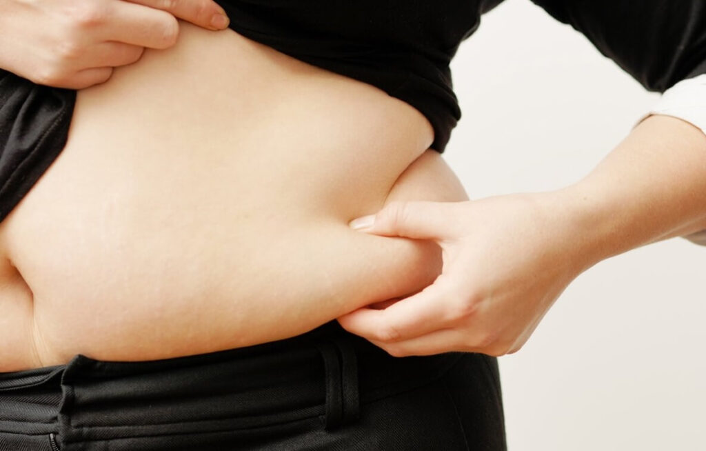 ما الذي يسبب الدهون تحت الجلد وهل من الصعب إزالتها؟