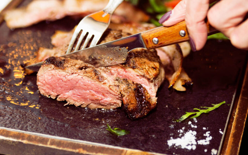 ماذا يحدث لجسمك عند تناول اللحوم الحمراء؟ طرق طبخ اللحم