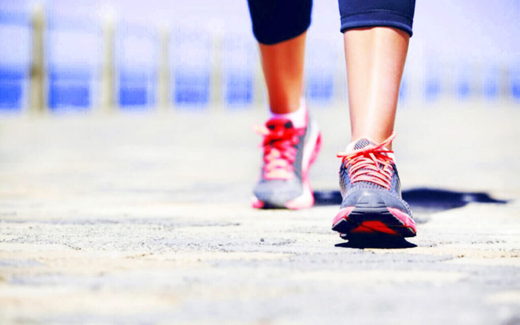 أفضل 12 طريقة لتسريع الاستشفاء العضلي - المشي الخفيف