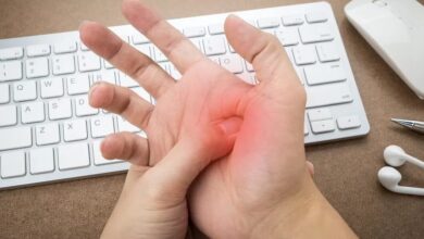 أسباب تشنجات اليد والعلاجات الطبية لذلك haronefit