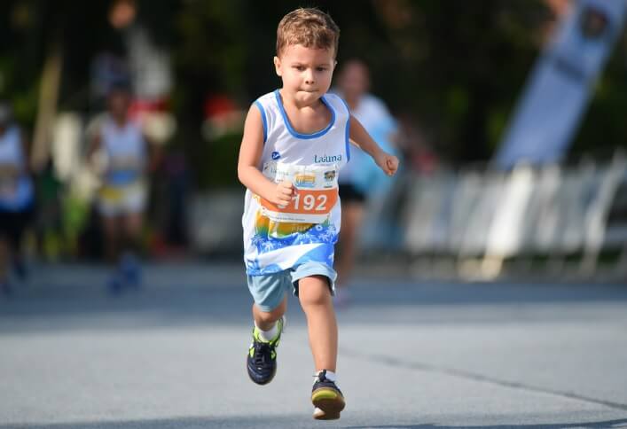 كيفية البحث عن برامج وسباقات الجري للأطفال
