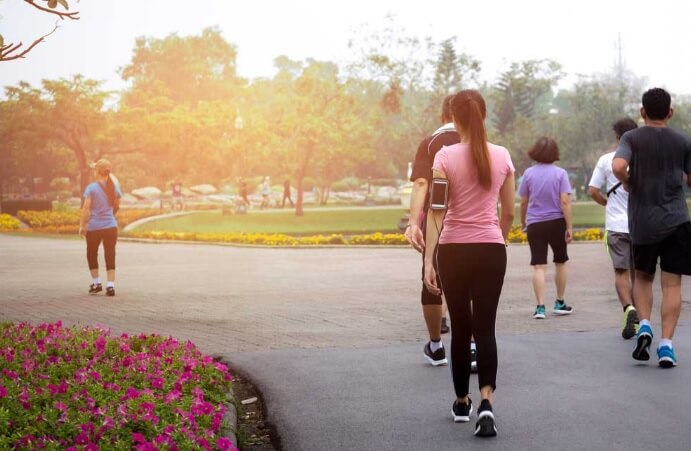 المشي ساعة في اليوم هل يساعد على إنقاص الوزن؟ haronefit