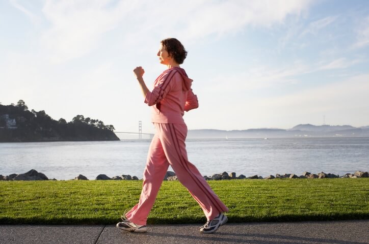 أفضل التمارين أثناء الدورة الشهرية: المشي