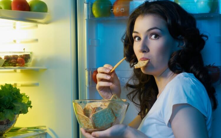حقيقة الأكل بالليل كيف يؤثر على جسمك؟