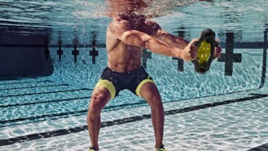 الجمع بين السباحة وكمال الأجسام: الفوائد والإيجابيات وأيهما أفضل لك؟